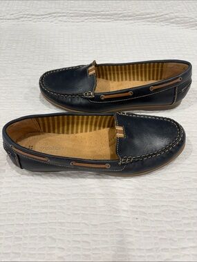 Naturalizer Ladies Leather Slip-On Loafers
Size 8.5 W
